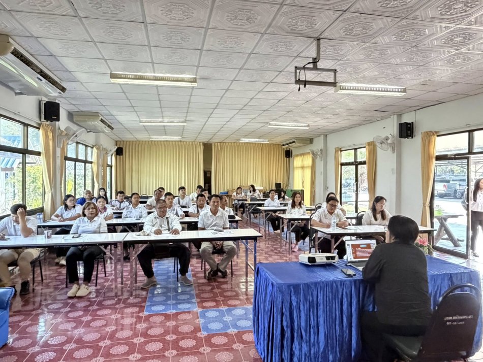 ประชุมมอบนโยบาย งดรับ งดให้ ของขวัญ No Gift Policy พ.ศ.2569  ดาบตำรวจรังสันต์ อุทพันธ์ นายกองค์การบริหารส่วนตำบลทรัพย์พระยา เป็นประธานการประชุม พนักงานส่วนตำบล ลูกจ้างประจำ และพนักงานจ้าง เพื่อมอบนโยบาย งดรับ งดให้ ของขวัญ No Gift Policy ในทุกเทศกาล เพื่อนำไปสู่การปฏิบัติ งดรับของขวัญจากบุคคลภายนอก และงดให้ของขวัญแก่บุคคลภายนอก ในทุกเทศกาล ทุกวาระ เพื่อหลีกเลี่ยงการกระทำอันอาจมีผลต่อดุลยพินิจ หรือการตัดสินใจในการปฏิบัติหน้าที่ซึ่งอาจนำไปสู่การเลือกปฏิบัติ หรือก่อให้เกิดผลประโยชน์ทับซ้อน ทั้งนี้ องค์การบริหารส่วนตำบลทรัพย์พระยา ขอน้อมรับการแสดงความยินดี ความปรารถนาดี และไมตรีจิตของผู้มอบ หรือบุคคลภายนอกผู้มาติดต่อราชการ และยินดีปฏิบัติหน้าที่ให้เป็นไปตามหลักธรรมาภิบาลอย่างต่อเนื่องและเป็นรูปธรรม